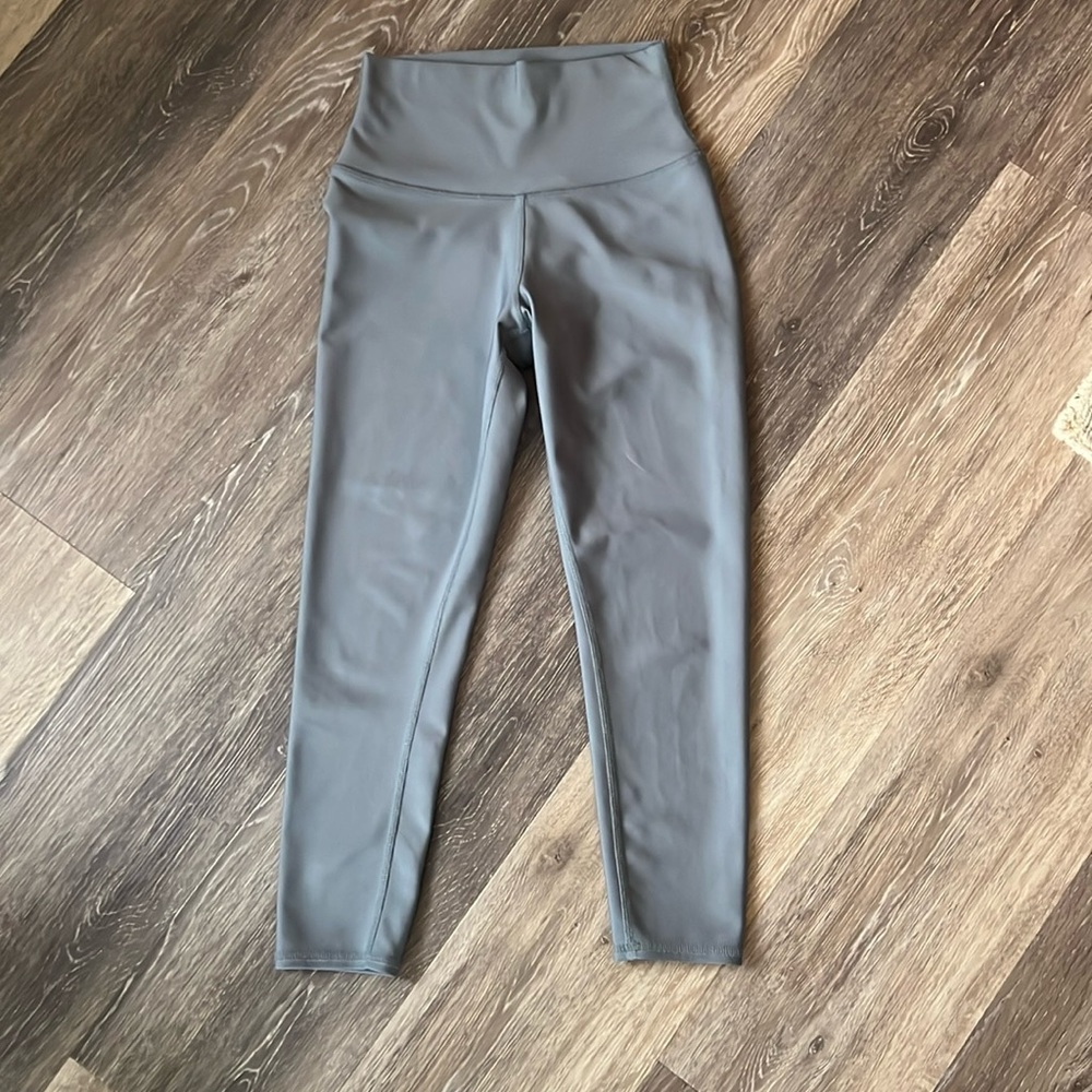 Alo yoga 7/8 airlift leggings.